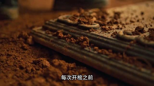 韩国电影《破墓》曝老手挖土尝土辨况，无字墓碑暗藏隐患