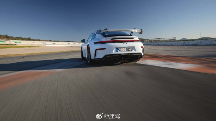保时捷911的混动车型和普通燃油车型相比，有哪些优势和劣势？