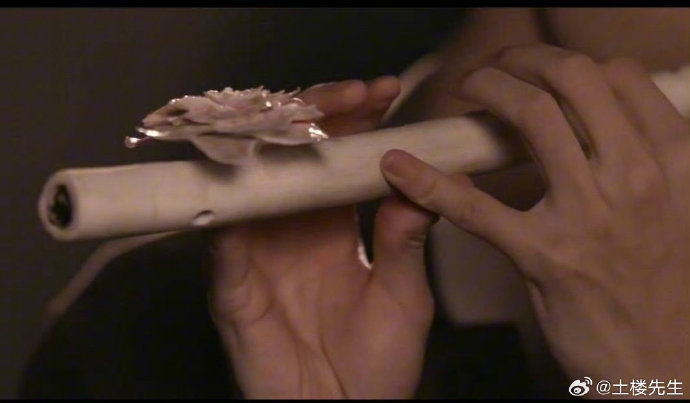易烊千玺做美甲?是手工搓笛子!乌龙变才华展示 易烊千玺做美甲?是手工搓笛子!乌龙变才华展示