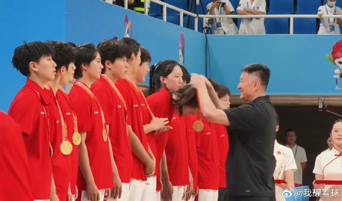 杜锋为何亲临省运会女篮决赛现场颁奖？