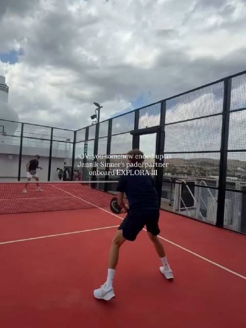 在EXPLORA III期间和达伦、西蒙一起打Padel