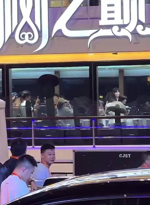 邓为吴君如牵手下楼梯，为子好贴心！