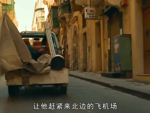 欧文骑摩托车被迅猛龙追击，飞车冲上机舱