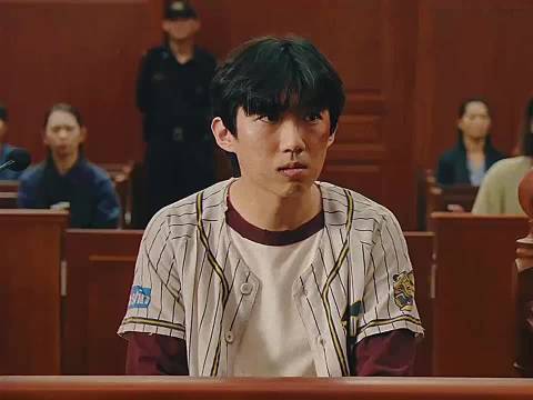 小伙被法官陷害关进了牢里，结果还被社会大佬派人在牢里报复
