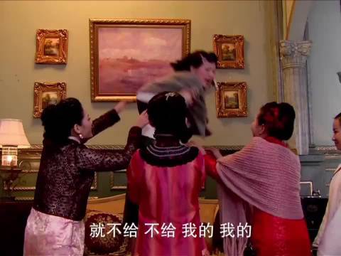 大太太终于听到我心中的指令声，抢过手枪给了小婆子一击