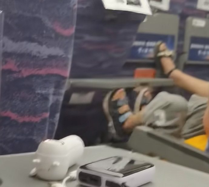 母亲打孩子一巴掌的做法为何引发两极争议? 母亲打孩子一巴掌的做法为何引发两极争议?