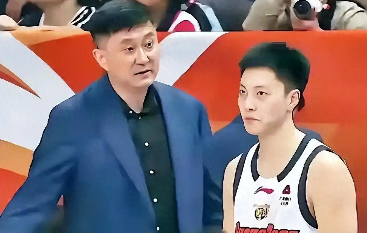 不打了！中国男篮深夜做出人员调整，胡明轩回归，徐杰再无缘