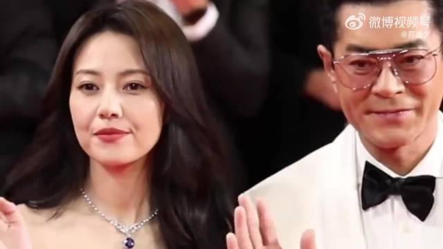 高圆圆亮相戛纳红毯，获古天乐搀扶害羞反应可爱，梁家辉帮整裙摆