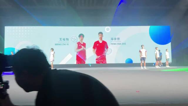 冯彦哲王祉怡呆萌走秀，两个人都没卡到点上，笑死我了