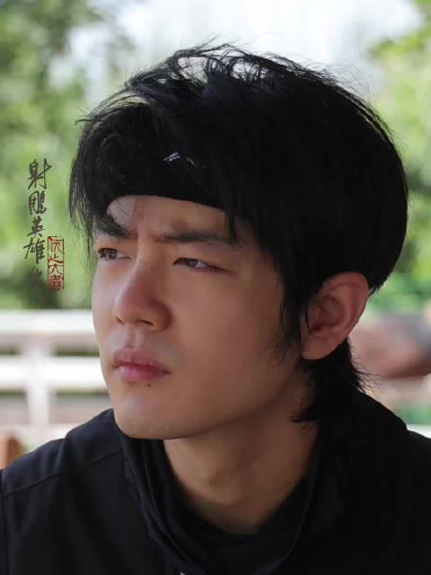 肖战戴头盔练马术，眼神倔强展现郭靖成长