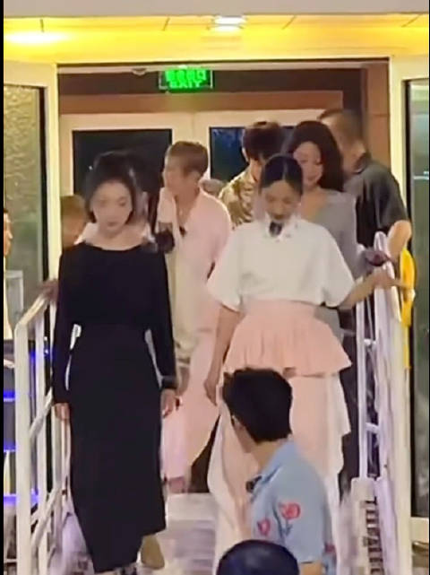 邓为牵吴君如下船鞠躬问候，周冬雨王星越林依晨殷桃亮相花少8