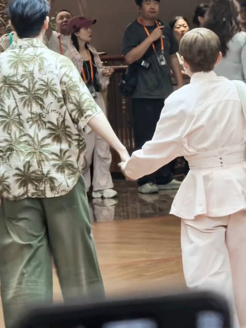 邓为吴君如牵手，两人都好臭屁啊！ 花儿与少年8见面会