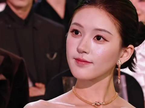 “镜头转到陈妍希42岁我真的，她吃防腐剂了 还有鞠婧祎让我眼前一亮啊！”