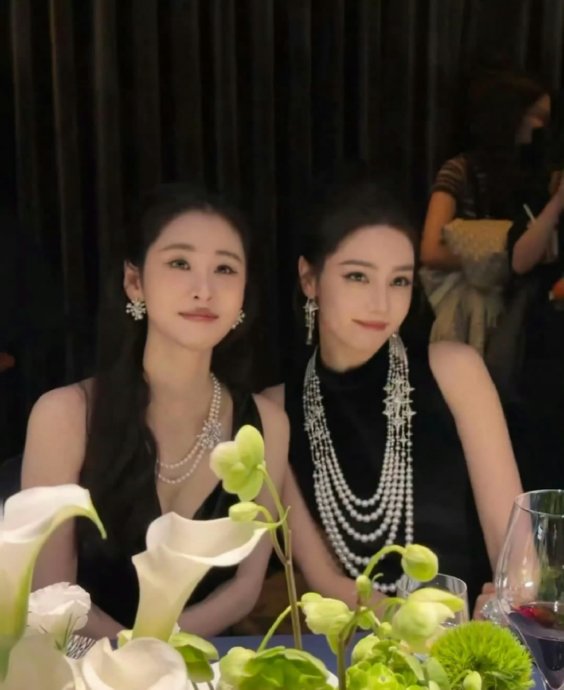 迪丽热巴张碧晨同框！浓颜双美惊艳珠宝展
