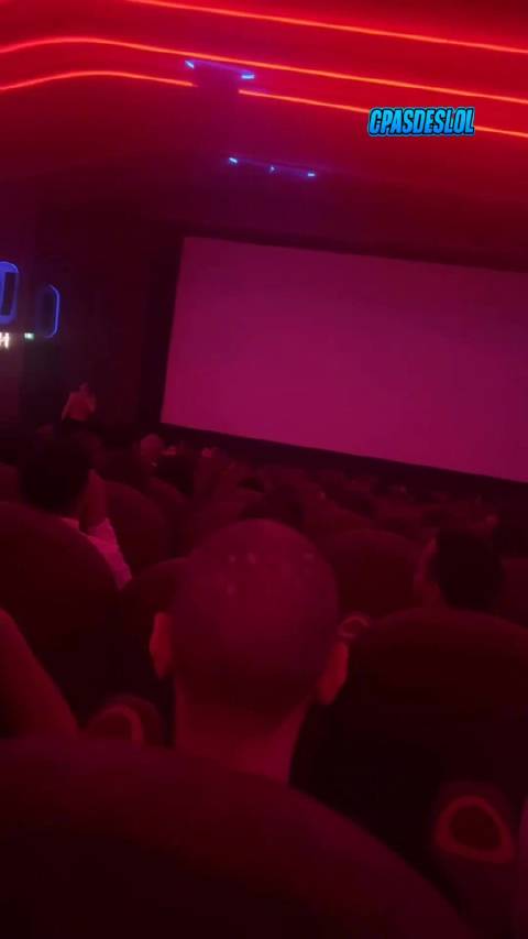 假蝙蝠侠闯入影厅捣乱，蜘蛛侠假冲突上演