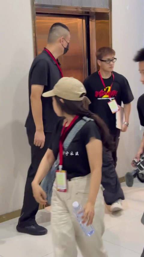 田雨推着张若昀来上班，网友: 王启年你又推着你家大人来了