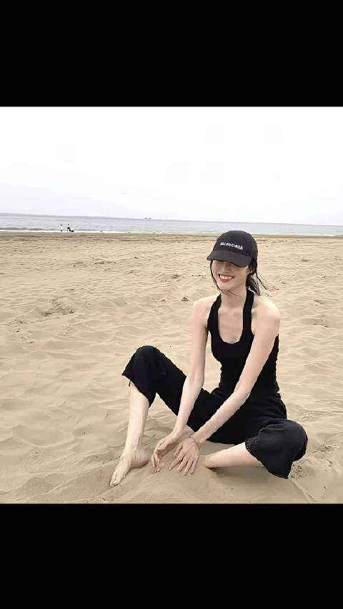 何穗晒阿那亚度假照，与陈伟霆结婚生子
