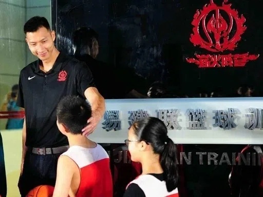 身家13亿的易建联，为什么宁可在训练馆蹲着教小孩，也不肯回宏远当副总？