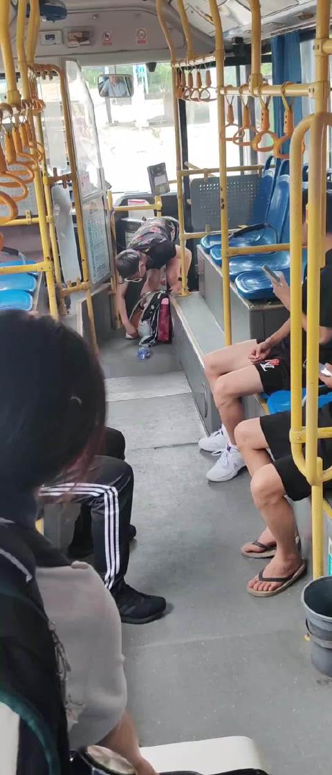 老人称公交车不许带狗，狗主人认为有狗包不碍事起争执