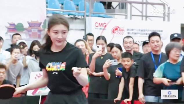 陈梦杨鸣跨界对打，乒乓球台前笑声不断