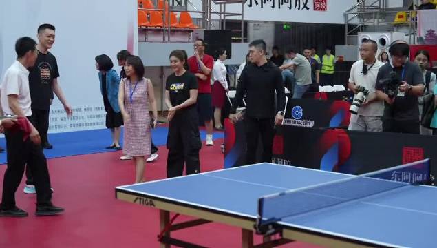 陈梦杨鸣打乒乓球，跨界互动配合默契