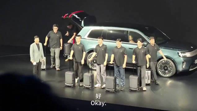 雷军演示七座SUV坐七名高大成年人，实车空间引讨论