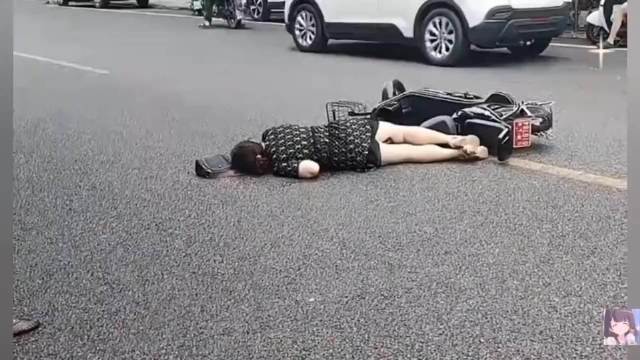 四川乐山一女子骑电动车摔倒，无人敢扶，后一女子打电话120被拉走