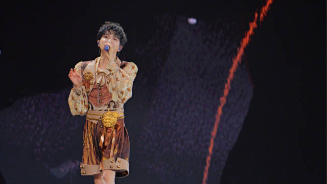 周深沈阳演唱会献唱璀璨冒险人，融合说唱摇滚