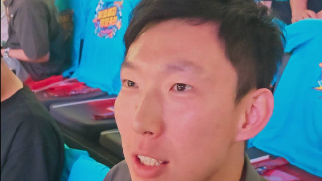 焦点齐聚东莞篮球中心！周琦亲临现场落座观战，一睹粤BA总决赛G2莞深对决