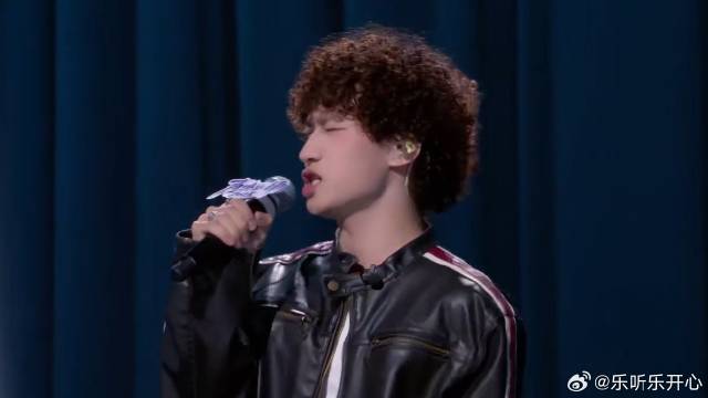 王璁完美演绎《爱我还是他》，R&B转音丝滑切换，太绝
