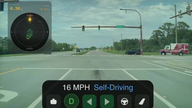 特斯拉FSD误判救护车，绿灯急刹车致物品飞脱