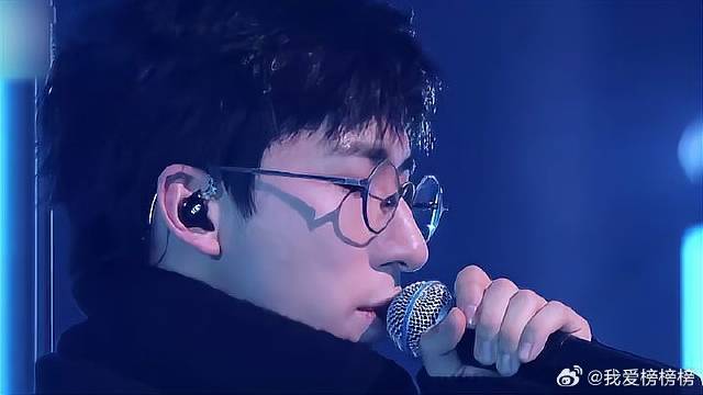 小鬼张碧晨等人演唱《快乐老家》，亮眼服装吸精！
