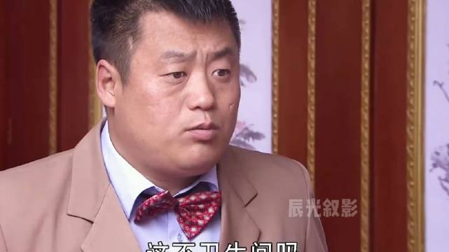 小伙在饭店上厕所，没想到里边有人吃饭