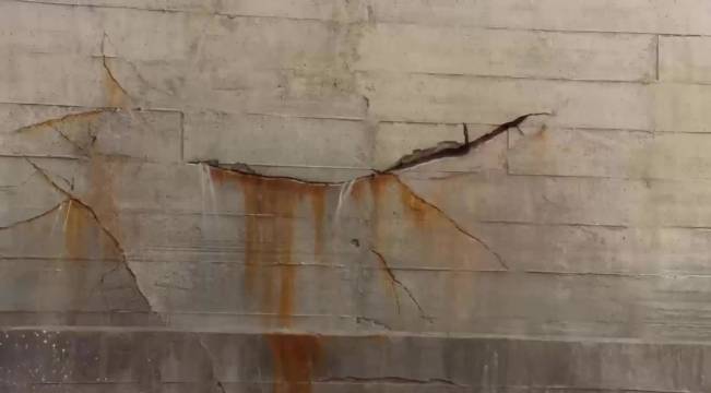 水坝崩塌 水流把公交车冲向了高楼中间 紧急呼救