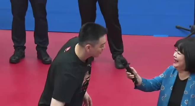 陈梦与杨鸣切磋乒乓球，杨鸣扣杀称战胜世界冠军
