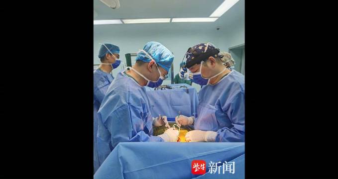为擦一点鸟屎女子单手骑车险摔瘫痪千万别分心骑车教训太惨痛
