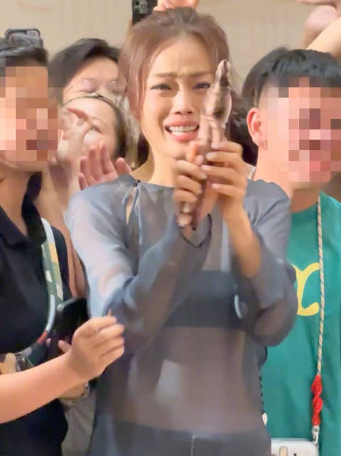 容祖儿看到粉丝做的老鼠干时的表情哈哈哈哈哈