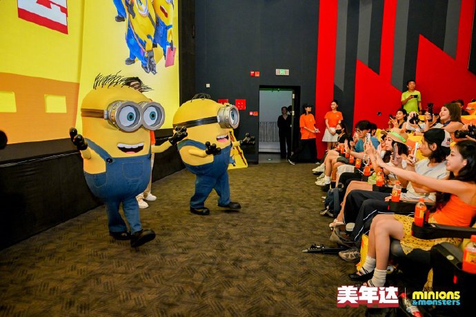 美年达和《小黄人与大怪兽》的联名活动有哪些周边产品？