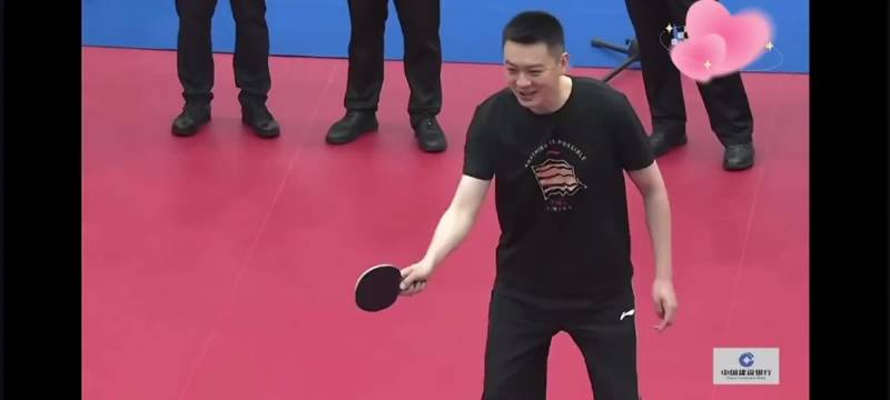 陈梦杨鸣跨界同台打乒乓球，一来一往玩笑不断