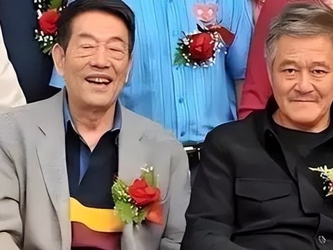 赵本山女儿直播父亲近况，烟酒不离手却身体无恙，晚年选择太清醒