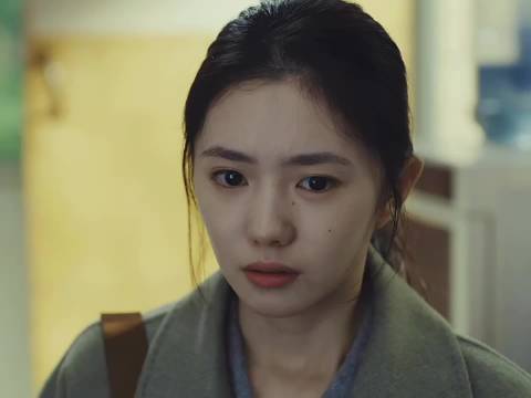 好剧推荐，女孩早上醒来发现上衣被解开过
