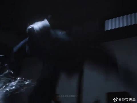 这个出场帅到我了