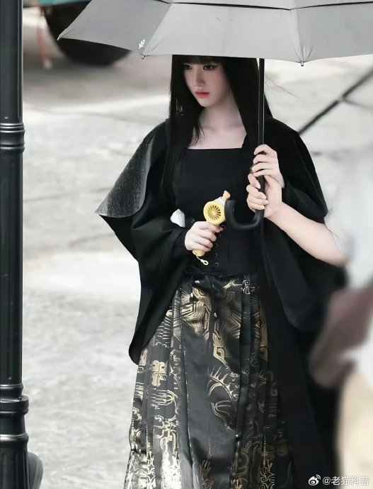 鞠婧祎这次黑长直造型与以往古装造型有何不同？