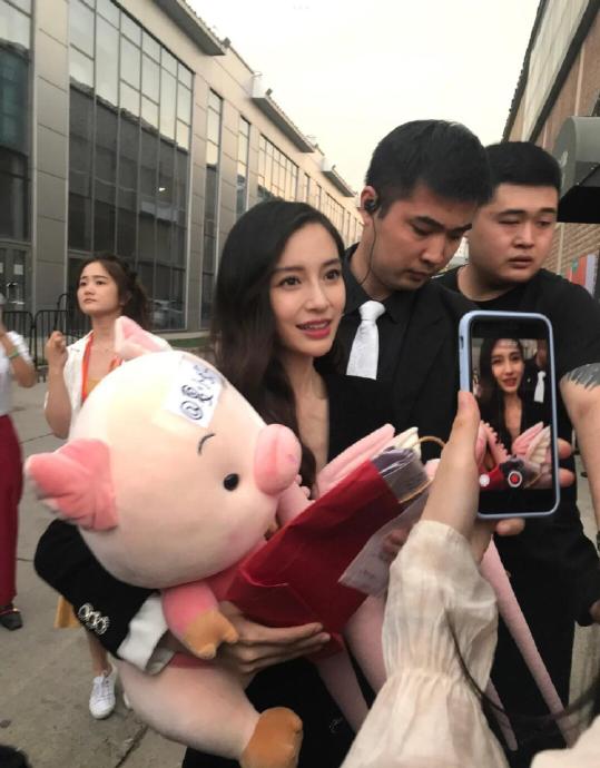 Angelababy被偶遇时独自一人是在享受私人时间吗? Angelababy被偶遇时独自一人是在享受私人时间吗?