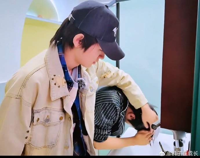 刘耀文对宋亚轩伸手动作是什么反应? 刘耀文对宋亚轩伸手动作是什么反应?