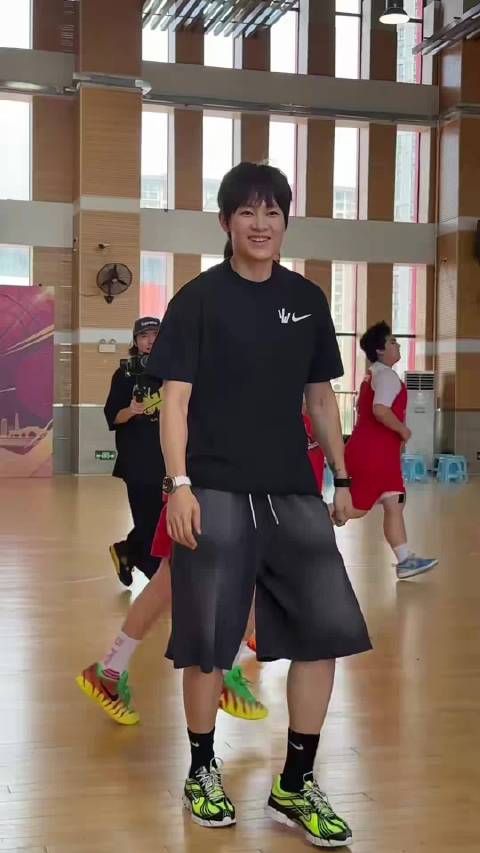 杨力维一日三场活动，上午分享会下午训练营晚上粤BA