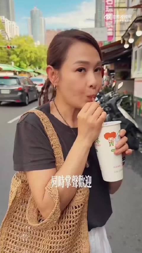 刘若英56岁变身台湾美食博主，状态年轻