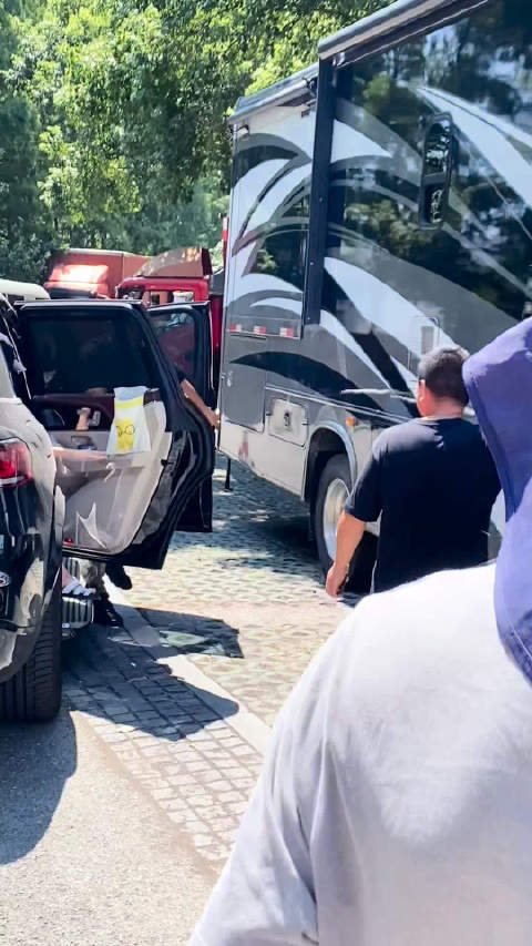 晓彤一下车就和粉丝打招呼 素颜私服也特别美的宝宝
