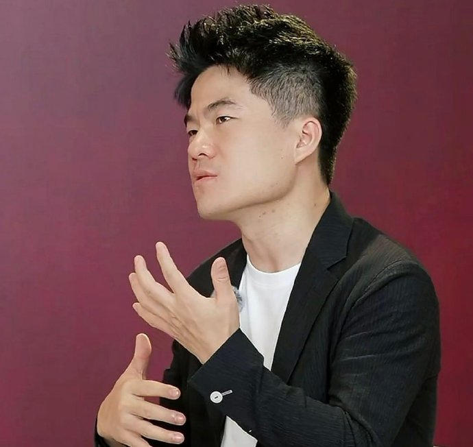 董宇辉如何回应周星驰的连环追问？