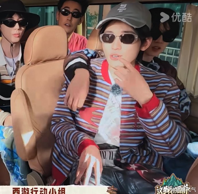 宋亚轩为何会把伸进刘耀文短袖里? 宋亚轩为何会把伸进刘耀文短袖里?